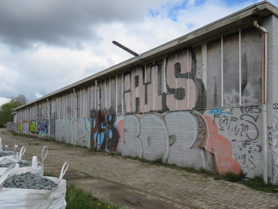 829808 Gezicht op de zijgevel van een voormalige werkplaats van de N.S. op het terrein bij de 2e Daalsedijk te Utrecht, ...